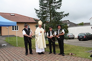 Bischof Dr. Wiesemann mit den Schützen